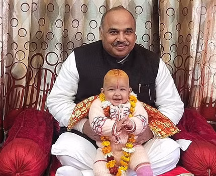 Trong thời gian tổ chức lễ mundan sanskar, một thầy tu sẽ được mời đến để cử hành nghi lễ. Sau khi thợ cắt tóc thực hiện xong việc cạo trọc, phần đầu đứa trẻ sẽ được phủ bằng nghệ và một miếng gỗ đàn hương.