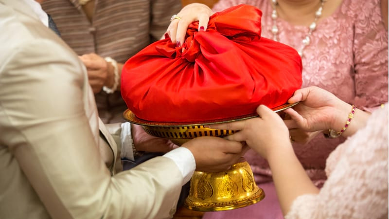 Theo thời gian, truyền thống trên có một số thay đổi. Của hồi môn có thể là tiền mặt, đất đai.