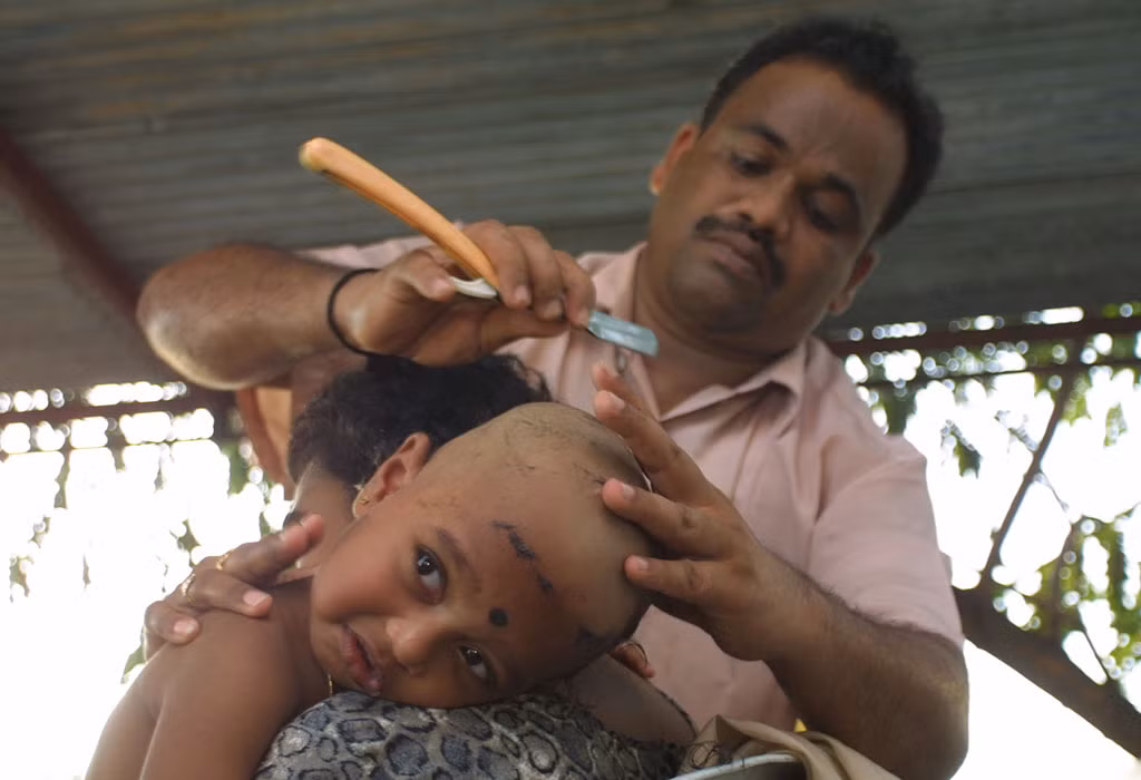 Theo quan niệm của người Hindu, những sợi tóc khi mới sinh ra của đứa trẻ chứa những tính xấu và tai họa của kiếp trước.