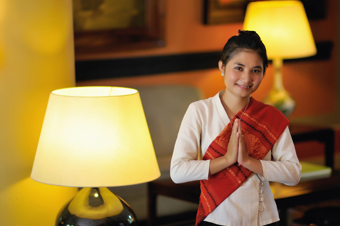 Người dân Ấn Độ sẽ thực hiện cách chào Namaste bằng cách chấp hai lòng bàn tay vào nhau và đặt trước ngực. Ý nghĩa của hành động này ý muốn nói "Hãy để cho tâm trí chúng ta được hiểu nhau".