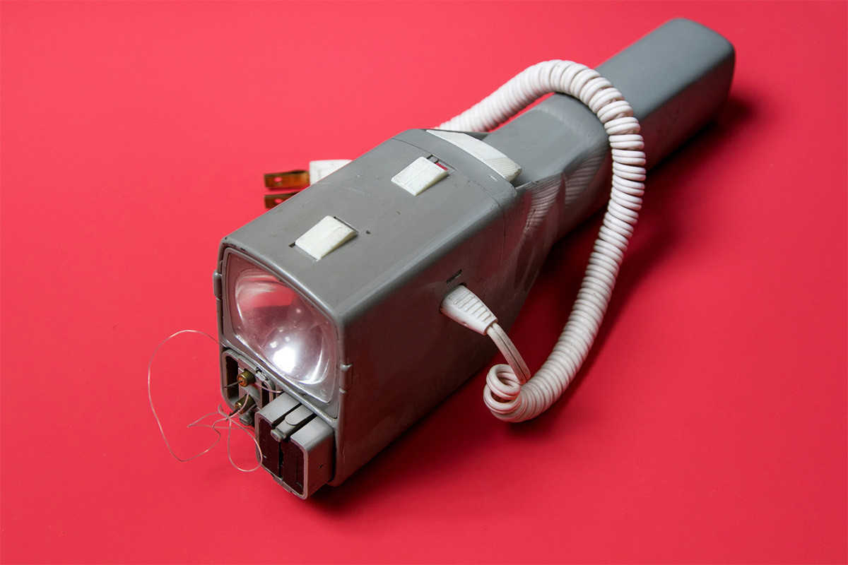 Điệp viên phương Tây được trang bị một thiết bị đó là đèn pin kết hợp với súng điện. Nhìn bề ngoài, nó trông giống như một chiếc đèn pin thông thường để chiếu sáng. Khi gặp tình huống nguy cấp, điệp viên sử dụng súng điện bắn vào đối phương.