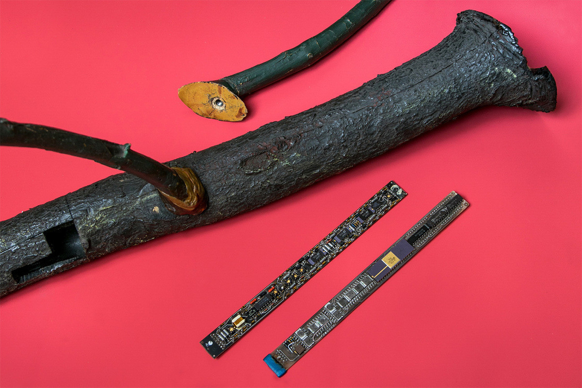 Trong thời kỳ Chiến tranh Lạnh, điệp viên Liên Xô phát hiện một số thiết bị phát thông tin được giấu trong cành cây giả gần căn cứ không quân ở Đông Đức. Theo kết quả điều tra, dữ liệu được phát đi từ thiết bị trên sẽ được thu lại tại một trạm vô tuyến ở Tây Đức.