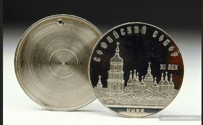 Khác với đồng xu thông thường, đồng xu của các điệp viên được làm rỗng ở bên trong để chứa vi phim hay tài liệu siêu nhỏ.