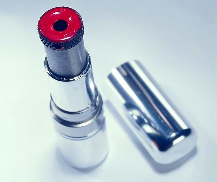 Nữ điệp viên thường được trang bị súng son môi. Vũ khí này có cỡ nòng 4,5 mm và được giấu trong thỏi son. Do kích thước nhỏ nên loại súng mini này chỉ có 1 viên đạn.