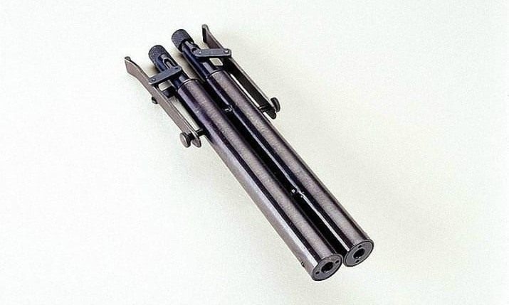 Điệp viên Liên Xô thường mang theo bên mình một số trang bị vũ khí nhỏ nhưng cực lợi hại khi làm nhiệm vụ như khẩu súng 2 nòng. Không chỉ có thiết kế nhỏ gọn, vũ khí này còn lắp đạn chứa chất độc cyanide có khả năng gây chết người gần như ngay lập tức.