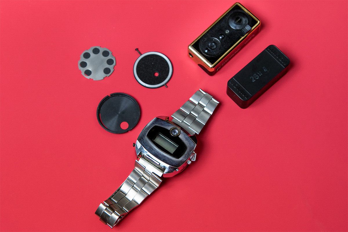 Ủy ban An ninh Quốc gia (KGB) của Liên Xô bắt được một số điệp viên phương Tây. Theo đó, họ tịch thu được một số thiết bị cực lợi hại của đối phương. Trong số này có camera siêu nhỏ được giấu trong đồng hồ đeo tay và bật lửa.