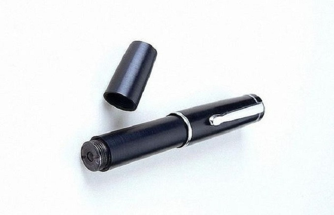 Một cây bút tưởng chừng rất đỗi bình thường nhưng đối với điệp viên Liên Xô thì đây là một vũ khí lợi hại. Bên trong cây bút có giấu một máy quay siêu nhỏ được dùng trong các hoạt động tình báo.