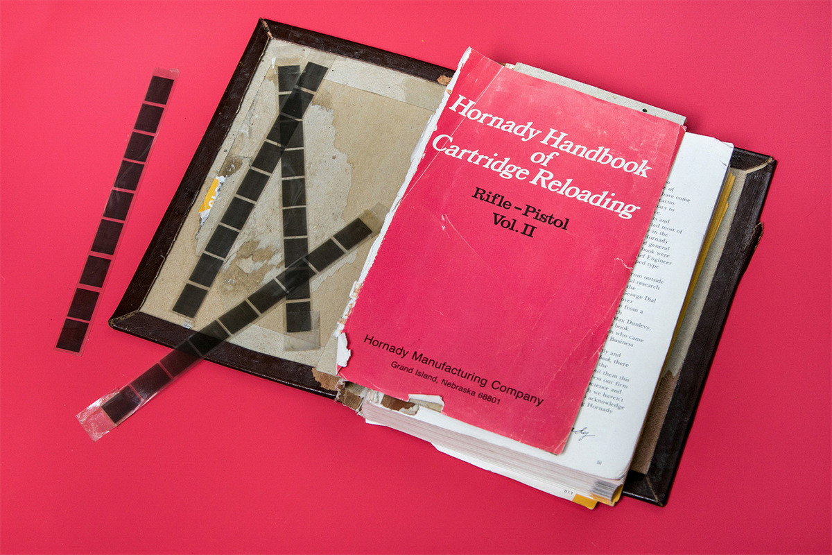 Liên Xô cũng tịch thu được một số chìa khóa giải mã tài liệu được giấu một cách tinh vi trong những cuốn sách tiếng nước ngoài khi bắt giữ điệp viên phương Tây. Những cuốn sách được dùng làm vỏ bọc cho trang bị vũ khí của điệp viên có nội dung ở nhiều lĩnh vực như truyện cổ tích tới tiểu thuyết và sách hướng dẫn kỹ thuật.