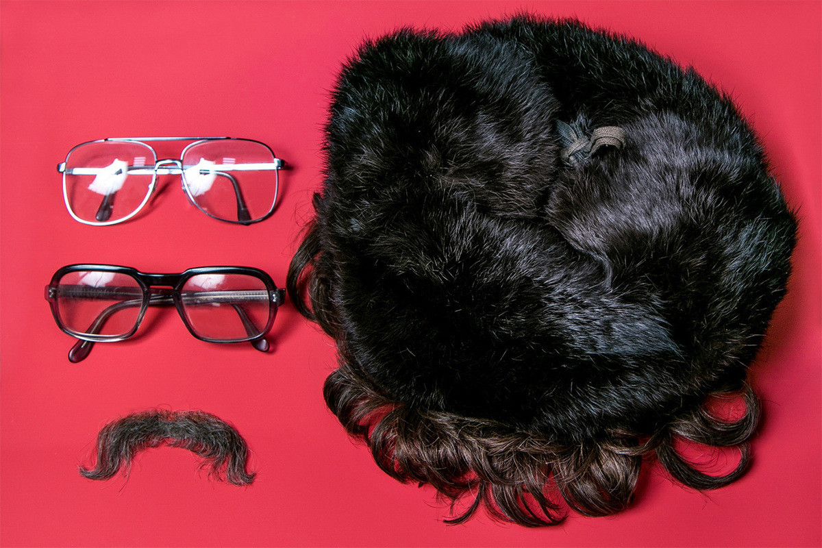 Khi làm nhiệm vụ, các điệp viên thường thay đổi diện mạo của bản thân để tránh bị lực lượng tình báo đối phương phát hiện. Một trong những cách đơn giản và hiệu quả là việc điệp viên sử dụng tóc giả, râu giả để tránh bị phát hiện.