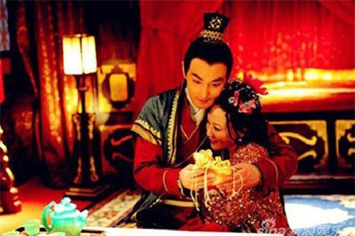 Tuy nhiên, chỉ 1 tháng sau khi lên ngôi, Võ Tắc Thiên phế bỏ ngôi vị hoàng đế của Lý Hiển với lý do vợ của ông là yêu nữ lộng quyền.