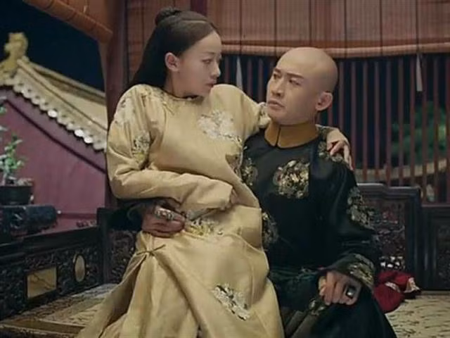 Sau đó, Võ Tắc Thiên một lần nữa đưa con trai Lý Đán lên làm hoàng đế. Tuy nhiên, ông hoàng này một lần nữa nhường ngôi báu. Lần này, ông nhường ngôi cho con trai của mình là Lý Long Cơ.