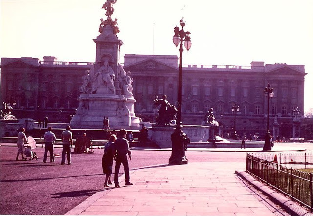 Nhiều người dân chụp ảnh phía trước cung điện Buckingham ở Anh.