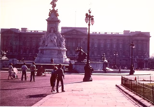 Nhiều người dân chụp ảnh phía trước cung điện Buckingham ở Anh.