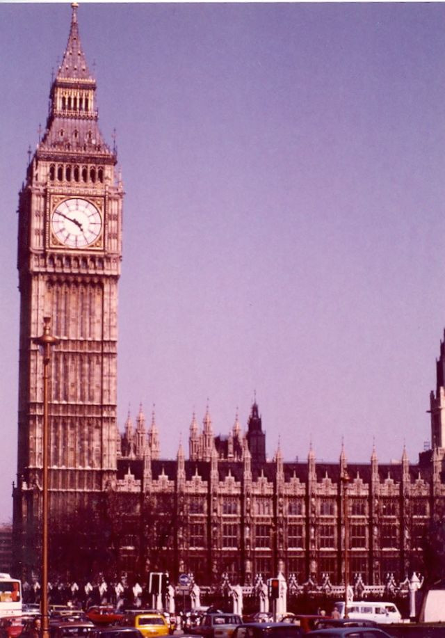 Tháp đồng hồ Big Ben nổi tiếng ở London, Anh là địa điểm du lịch hút khách. Nhiều du khách ghé thăm thủ đô nước Anh đều đến chiêm ngưỡng và tham quan công trình mang tính biểu tượng này.