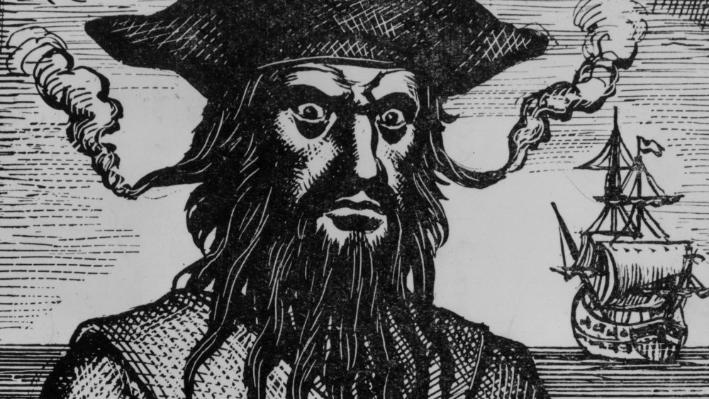 Mỗi lần tấn công các tàu thuyền vấp phải sự chống trả, Edward Teach không ngần ngại dùng 2 thanh gươm, súng, dao mang trên người để tiêu diệt đối phương. Theo đó, các nạn nhân không có cơ hội sống sót nếu phản kháng lại hải tặc Râu Đen.