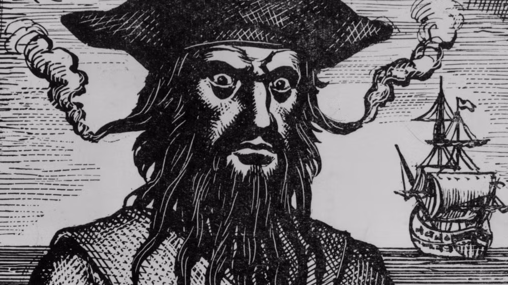 Mỗi lần tấn công các tàu thuyền vấp phải sự chống trả, Edward Teach không ngần ngại dùng 2 thanh gươm, súng, dao mang trên người để tiêu diệt đối phương. Theo đó, các nạn nhân không có cơ hội sống sót nếu phản kháng lại hải tặc Râu Đen.