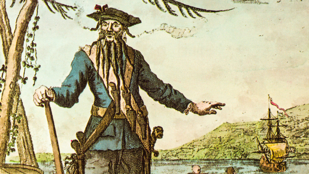 Chào đời ở nước Anh, hải tặc Edward Teach từng có thời gian làm việc trên những con tàu truy lùng cướp biển.