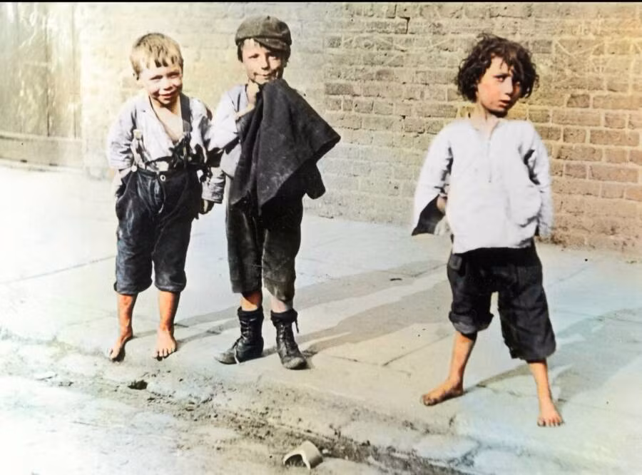 Những đứa trẻ chơi đùa trên đường phố London năm 1895.