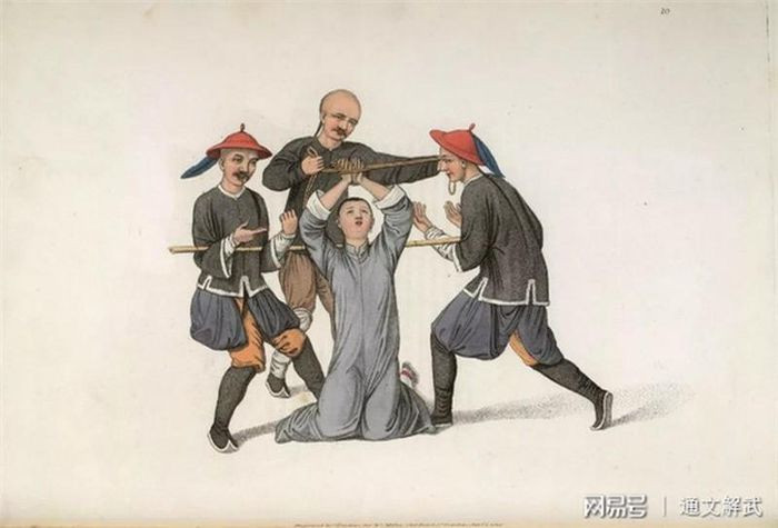 Trên suốt đường đi lưu đày, tù nhân sẽ phải đeo gồng xiềng ở cổ và chân để không thể bỏ trốn.