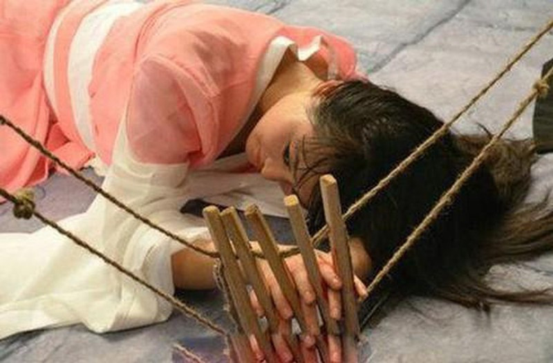 Thêm nữa, nha dịch phụ trách giám sát, quản lý cuộc sống sinh hoạt của phạm nhân. Do là phạm nhân cộng thêm việc đường xá xa xôi nên tù nhân đi lưu đày không hề có cuộc sống dễ chịu.