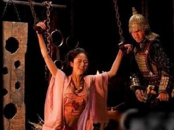 Thêm nữa, một số nha dịch còn lợi dụng nữ tù nhân có đôi chút nhan sắc bị đi lưu đày tới nơi xa xôi để dở trò đồi bại. Do thân mang tội, không có khả năng phòng vệ nên các phạm nhân nữ dễ bị nha dịch xâm hại cơ thể.