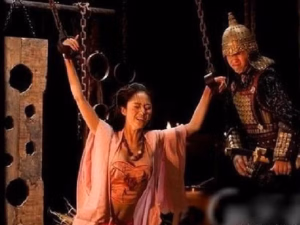 Thêm nữa, một số nha dịch còn lợi dụng nữ tù nhân có đôi chút nhan sắc bị đi lưu đày tới nơi xa xôi để dở trò đồi bại. Do thân mang tội, không có khả năng phòng vệ nên các phạm nhân nữ dễ bị nha dịch xâm hại cơ thể.