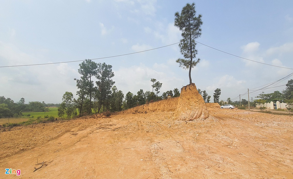 Từ đầu năm 2021, UBND xã Điện Tiến, thị xã Điện Bàn, Quảng Nam đã cho người khai thác đất tại khu vực thôn Châu Sơn. Ông Nguyễn Văn Thanh, Phó chủ tịch UBND xã Điện Tiến, cho biết việc khai thác đất vào đầu năm nay và địa phương đã gửi tờ trình đến Phòng Tài nguyên Môi trường thị xã Điện Bàn xin ý kiến.