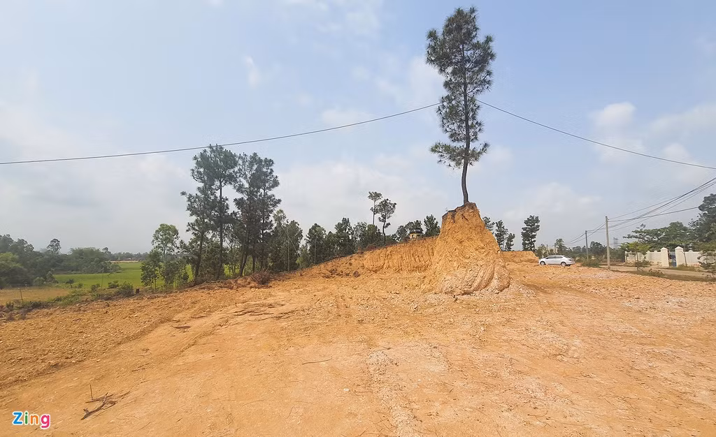 Từ đầu năm 2021, UBND xã Điện Tiến, thị xã Điện Bàn, Quảng Nam đã cho người khai thác đất tại khu vực thôn Châu Sơn. Ông Nguyễn Văn Thanh, Phó chủ tịch UBND xã Điện Tiến, cho biết việc khai thác đất vào đầu năm nay và địa phương đã gửi tờ trình đến Phòng Tài nguyên Môi trường thị xã Điện Bàn xin ý kiến.