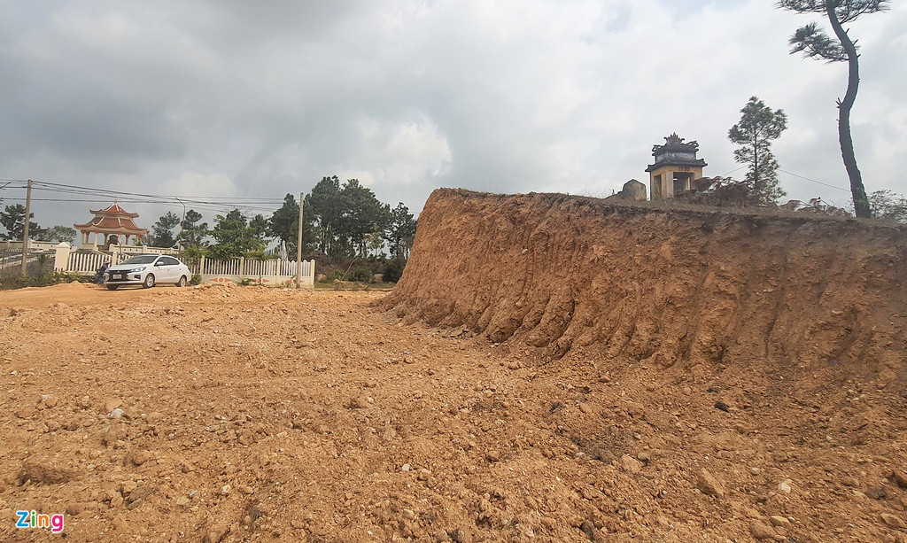 Dù chưa có ý kiến và giấy phép thăm dò, khai thác đất từ UBND tỉnh Quảng Nam chính quyền xã Điện Tiến vẫn cho xe xúc, san ủi đất.