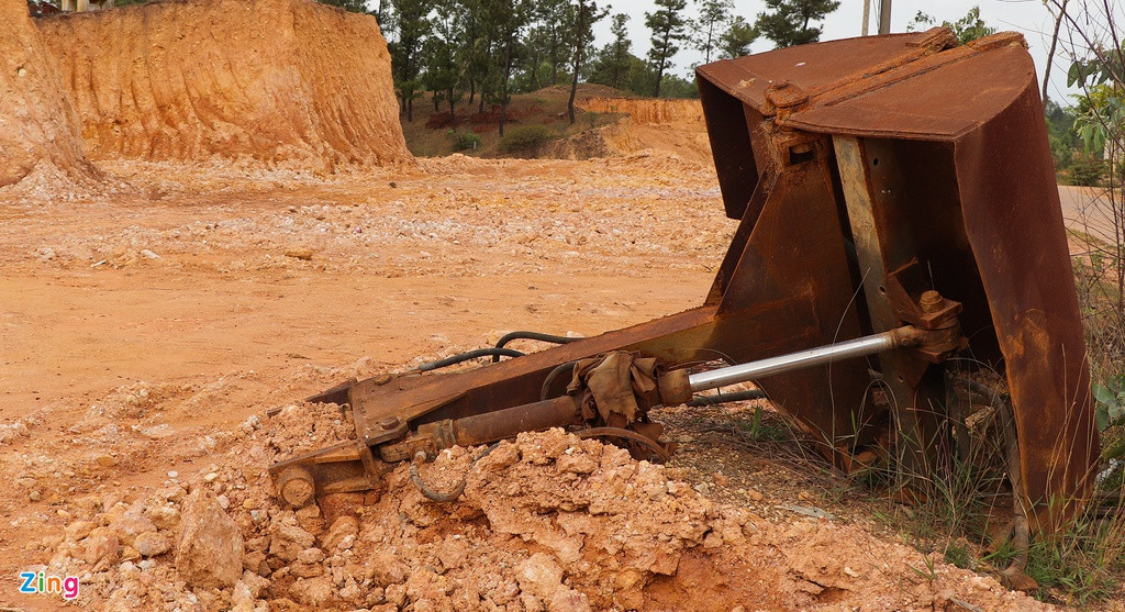 Ghi nhận của Zing, khu vực bị san ủi nằm cạnh đường bê tông dân sinh và hàng ngày có cả trăm phương tiện qua lại. Sau khi nhận được phản ánh và UBND thị xã Điện Bàn yêu cầu dừng việc khai thác để kiểm tra thì chính quyền xã Điện Tiến mới cho tạm dừng việc khai thác