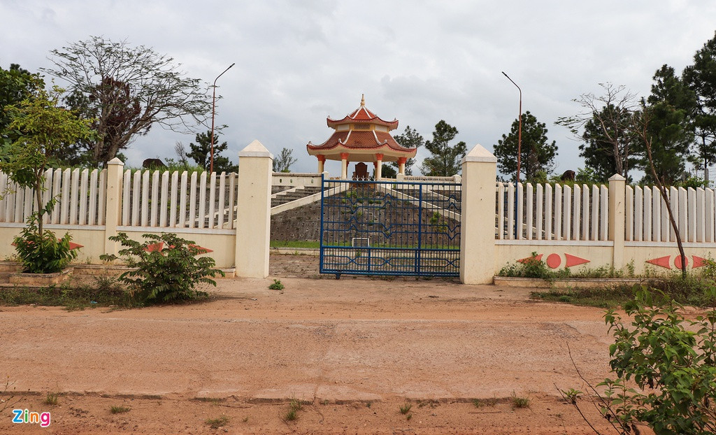 Trao đổi với Zing, ông Lê Tấn Can, Hạt trưởng Kiểm lâm bắc Quảng Nam, cho biết tổng diện tích đất bị san ủi là hơn 1.600 m2, trong đó đất quy hoạch lâm nghiệp là 905 m2 và đất quy hoạch phòng hộ và nông nghiệp là 614 m2. Đối diện với khu vực san ủi là di tích lịch sử Đá Chùm. Lãnh đạo xã Điện Tiến cho hay khu vực khai thác đất không liên quan đến di tích này.