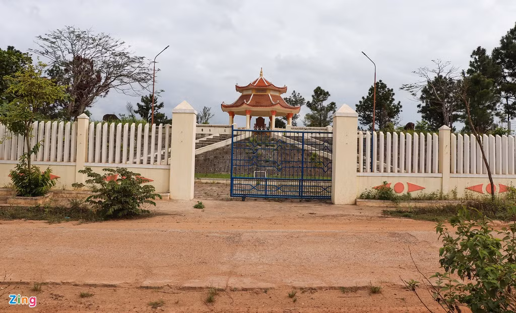 Trao đổi với Zing, ông Lê Tấn Can, Hạt trưởng Kiểm lâm bắc Quảng Nam, cho biết tổng diện tích đất bị san ủi là hơn 1.600 m2, trong đó đất quy hoạch lâm nghiệp là 905 m2 và đất quy hoạch phòng hộ và nông nghiệp là 614 m2. Đối diện với khu vực san ủi là di tích lịch sử Đá Chùm. Lãnh đạo xã Điện Tiến cho hay khu vực khai thác đất không liên quan đến di tích này.