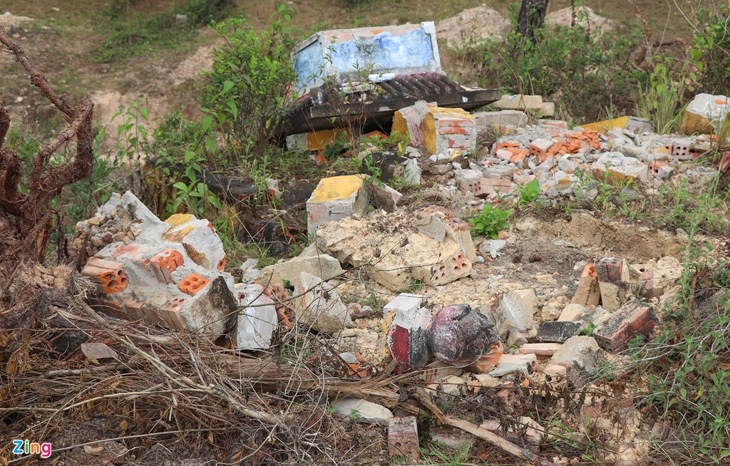 Tại khu vực san ủi, một số mồ mã được di dời, ngoài ra một ngôi mộ của người dân chưa được đưa đi nơi khác nên chính quyền xã Điện Tiến vẫn để nham nhở.