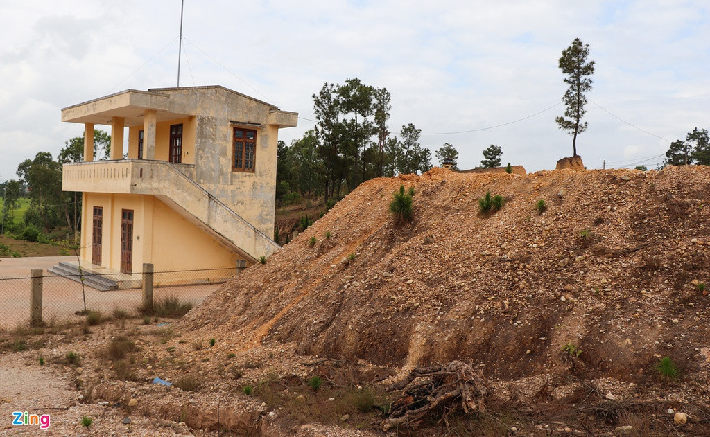 Nơi lấy đất ngay sau khu vực quân sự thế nhưng chính quyền xã vẫn bất chấp khai thác từ đầu năm. Theo báo cáo của Hạt kiểm lâm bắc Quảng Nam khối lượng đất bị lấy đi hơn 5.000 m3 trên diện tích 1.600 m2.