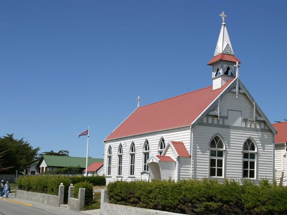 Tiếng Anh là ngôn ngữ chính thức tại quần đảo Falkland. Một số ít người dân nói tiếng Tây Ban Nha như ngôn ngữ thứ hai.