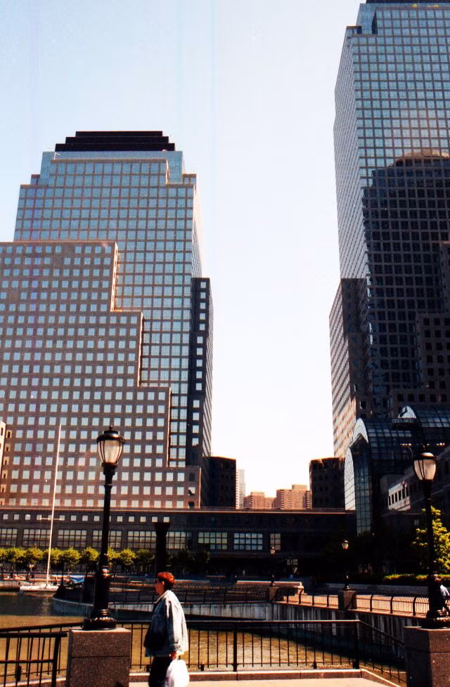 Một người dân New York đi dạo trong ngày nắng đẹp.