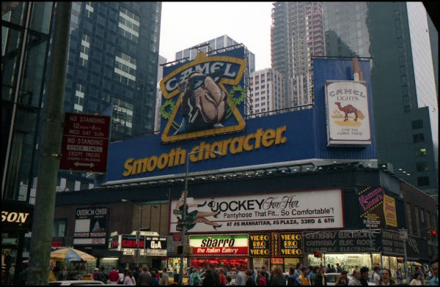 Nhiều người dân ở New York xuống đường vào buổi tối để cùng bạn bè, gia đình đi ăn uống, xem nhạc kịch...