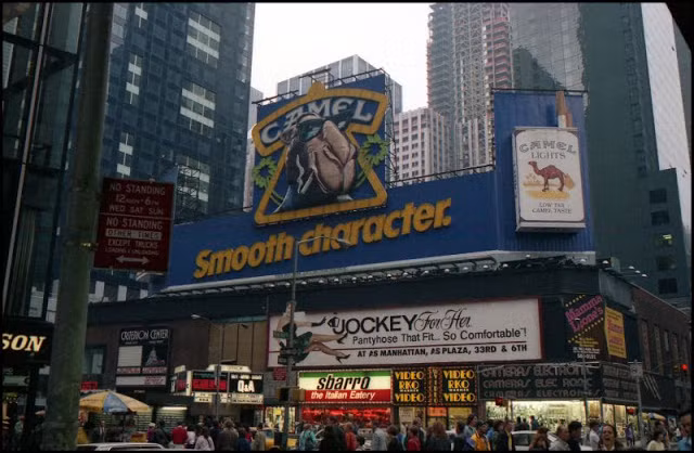 Nhiều người dân ở New York xuống đường vào buổi tối để cùng bạn bè, gia đình đi ăn uống, xem nhạc kịch...