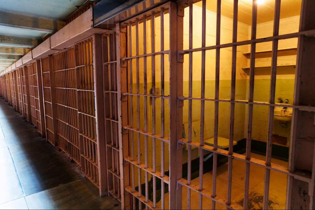 Sau khi gây án, gã sát nhân máu lạnh giấu xác nạn nhân dưới gầm giường suốt nhiều ngày trước khi đem phi tang.