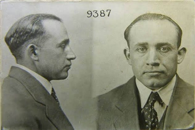 Nelson bắt đầu con đường tội lỗi vào năm 1915. Khi ấy, gã đột nhập vào một căn nhà nên bị kết án 2,5 năm tù. Sau khi được trả tự do, gã có thời gian điều trị trong bệnh viện tâm thần.