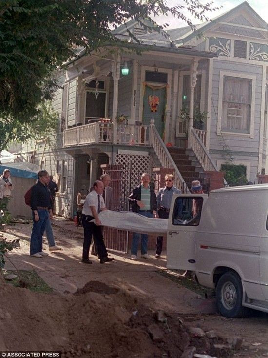 Tuy nhiên, về sau, Dorothea nổi lòng tham nên đã hạ độc khiến họ tử vong. Mục đích của ả là lấy số an sinh xã hội của các nạn nhân để hàng tháng lấy khoản tiền trợ cấp lớn.