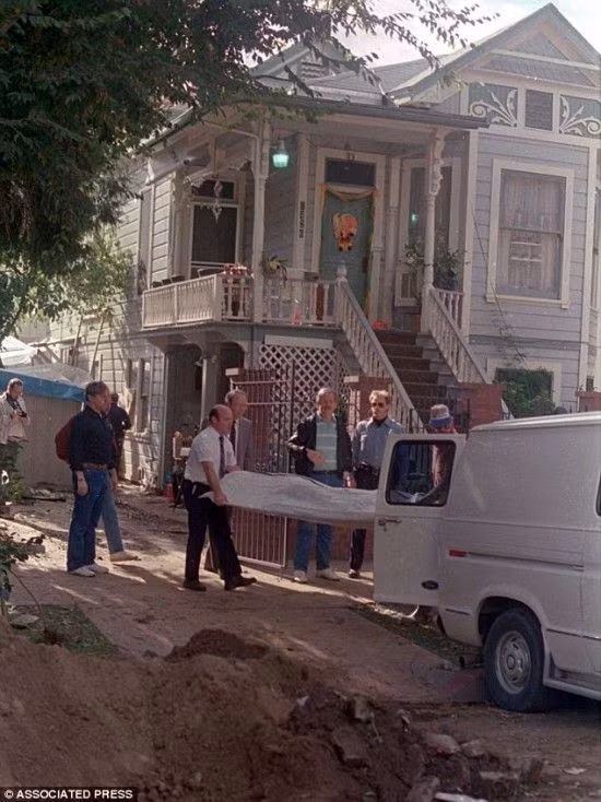 Tuy nhiên, về sau, Dorothea nổi lòng tham nên đã hạ độc khiến họ tử vong. Mục đích của ả là lấy số an sinh xã hội của các nạn nhân để hàng tháng lấy khoản tiền trợ cấp lớn.