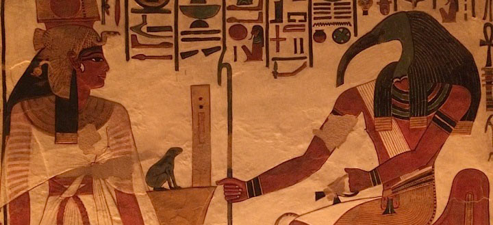 Theo nghiên cứu của các chuyên gia, người Ai Cập tin rằng, việc trang điểm sẽ giúp họ được thần Horus và Ra che chở và bảo vệ.