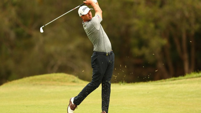 Từ năm 1754, các câu lạc bộ golf khắp nơi đều tuân theo chỉnh lý quy ước của môn thể thao này, trừ Mỹ. Đến năm 1951, Câu lạc bộ Hoàng gia chơi golf và Liên hiệp chơi golf Mỹ mới thống nhất qui định của bộ môn.