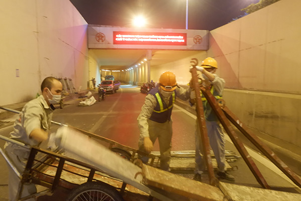 Đại diện đơn vị thi công tại công trường cho biết, công tác thi công phải đảm bảo các yếu tố phòng, chống dịch, ngoài việc kiểm tra thân nhiệt thường xuyên, yêu cầu công nhân tuân thủ đeo khẩu trang, đơn vị thi công chia ca làm việc và đảm bảo khoảng cách an toàn. 