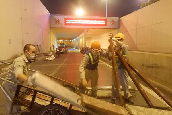 Đại diện đơn vị thi công tại công trường cho biết, công tác thi công phải đảm bảo các yếu tố phòng, chống dịch, ngoài việc kiểm tra thân nhiệt thường xuyên, yêu cầu công nhân tuân thủ đeo khẩu trang, đơn vị thi công chia ca làm việc và đảm bảo khoảng cách an toàn. 