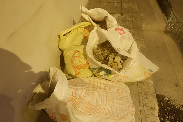 Các công nhân đang tiến hành sửa chữa, bảo dưỡng hệ thống thấm nước bên hông hầm Kim Liên. Sau khi hoàn thành chống thấm nước phần hông sẽ tiến hành tiếp việc sửa chữa, bảo dưỡng chống thấm nước phần mặt đường. Việc làm này khó, mất nhiều công đoạn nhất. 