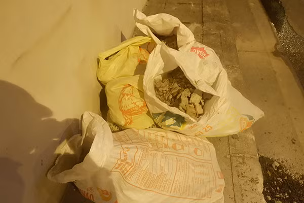 Các công nhân đang tiến hành sửa chữa, bảo dưỡng hệ thống thấm nước bên hông hầm Kim Liên. Sau khi hoàn thành chống thấm nước phần hông sẽ tiến hành tiếp việc sửa chữa, bảo dưỡng chống thấm nước phần mặt đường. Việc làm này khó, mất nhiều công đoạn nhất. 