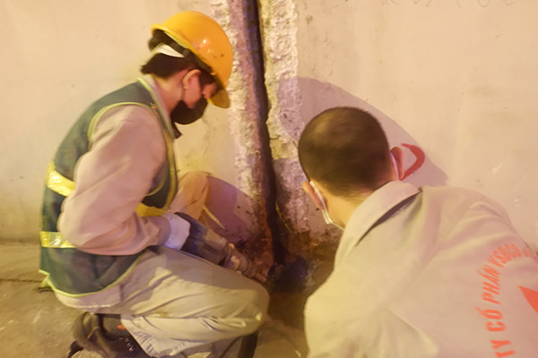 Theo Sở Giao thông vận tải Hà Nội, các nhà thầu sẽ cào bóc toàn bộ lớp bê tông nhựa mặt đường đã xuống cấp và bị ảnh hưởng của nước thấm qua khe nứt. Đồng thời, đơn vị thi công sẽ sửa chữa, xử lý vết nứt đáy hầm; sửa chữa khe co giãn và những vết nứt thành hầm; xử lý chống thấm; thảm lại bê tông nhựa, hệ thống chiếu sáng. 