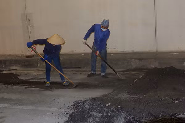 Trong thời gian cấm, Sở GTVT phân luồng cho phương tiện giao thông đi bên trên hầm theo đường Xã Đàn, Đào Duy Anh để đảm bảo an toàn giao thông. Với hướng phương tiện từ Đại Cồ Việt đi Xã Đàn qua hầm Kim Liên, do chiều này đã sửa chữa xong nên phương tiện lưu thông bình thường. 